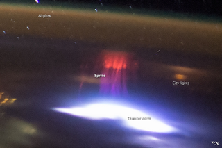 Illustration for article titled Logran fotografiar dos espectros rojos, uno de los fenómenos atmosféricos más raros